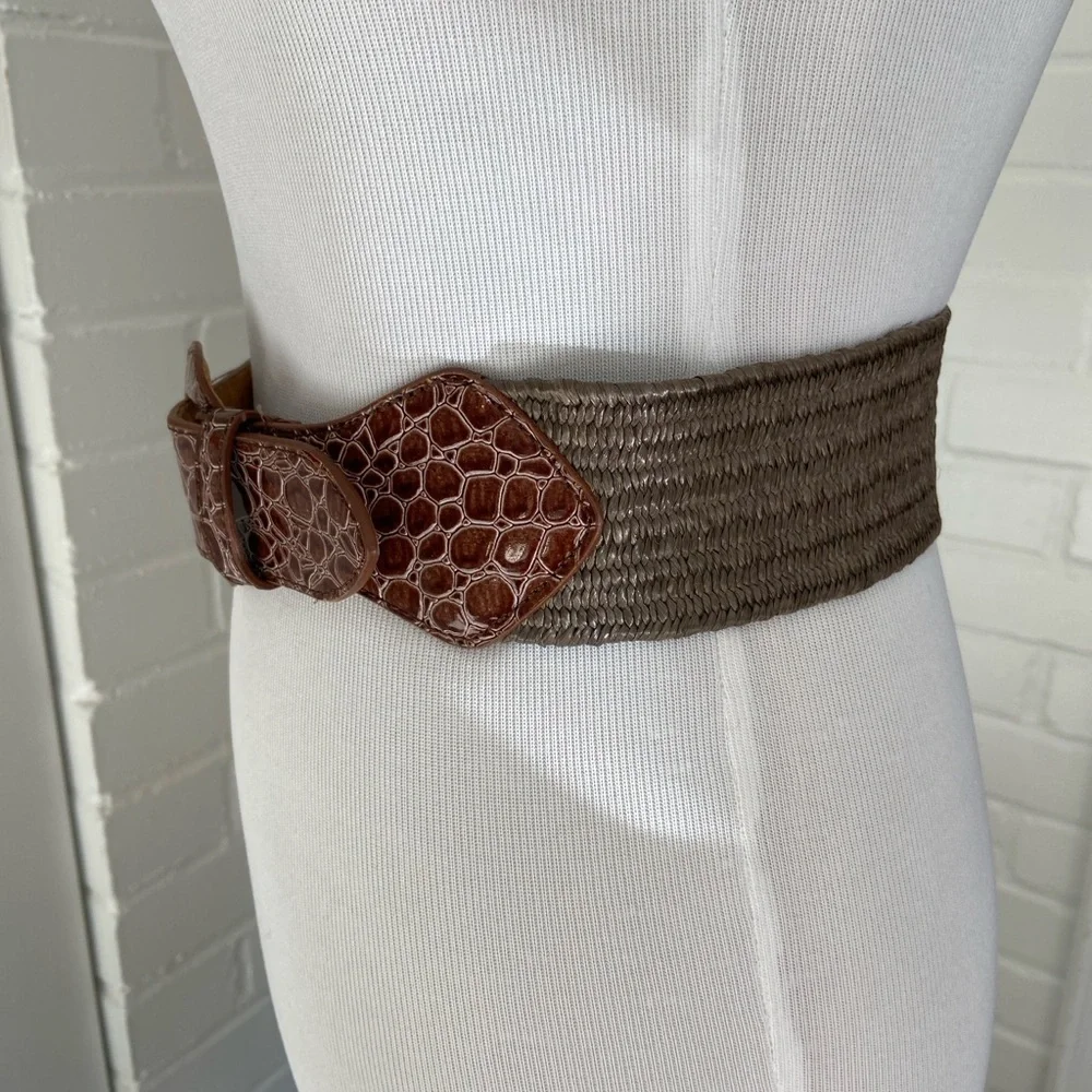Womens Size S/M Classic Brown Woven Belt Crocodile Pattern Buckle